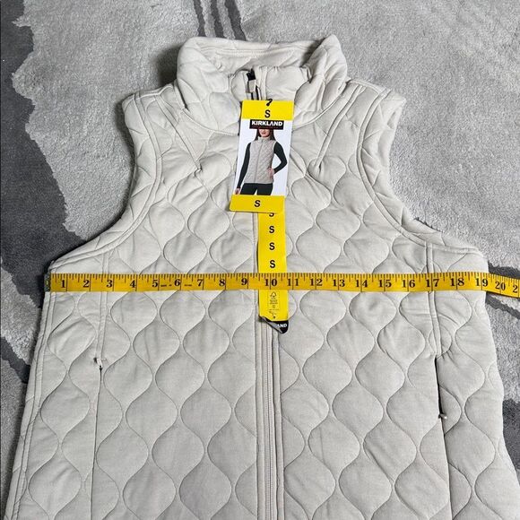 Kirkland Signature Beige Quilted Vest - Picture 7 of 10